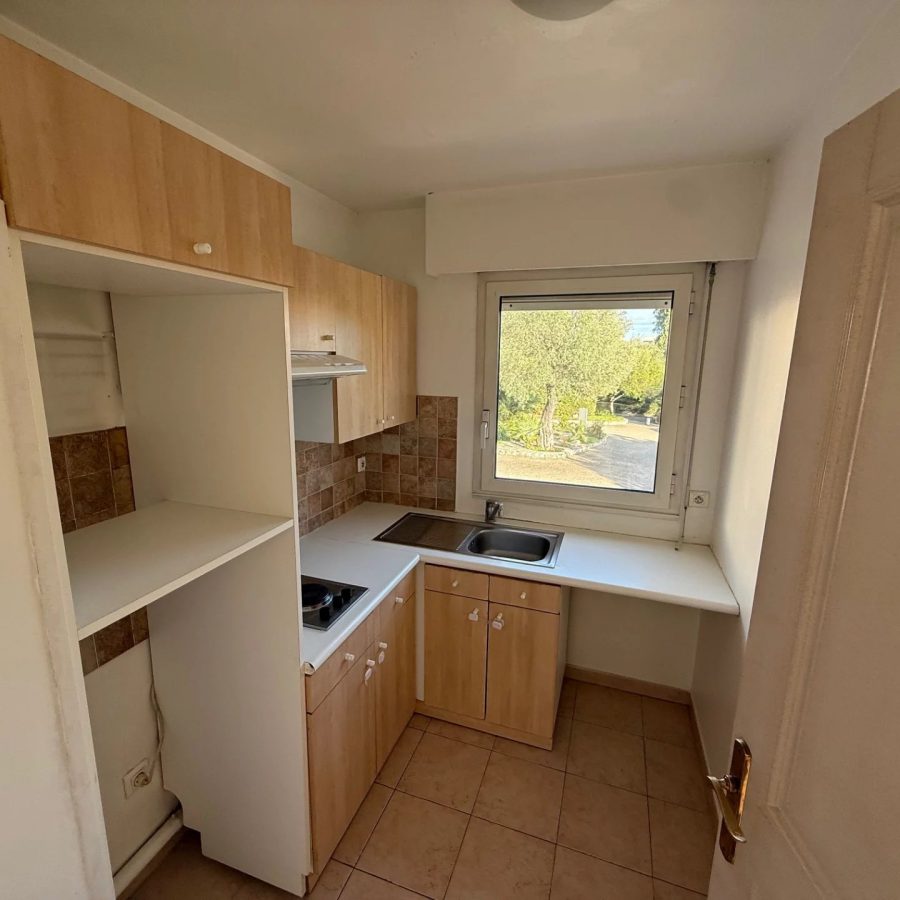 Saint Laurent du var-Beau deux pièces avec terrasse, vue mer et parking