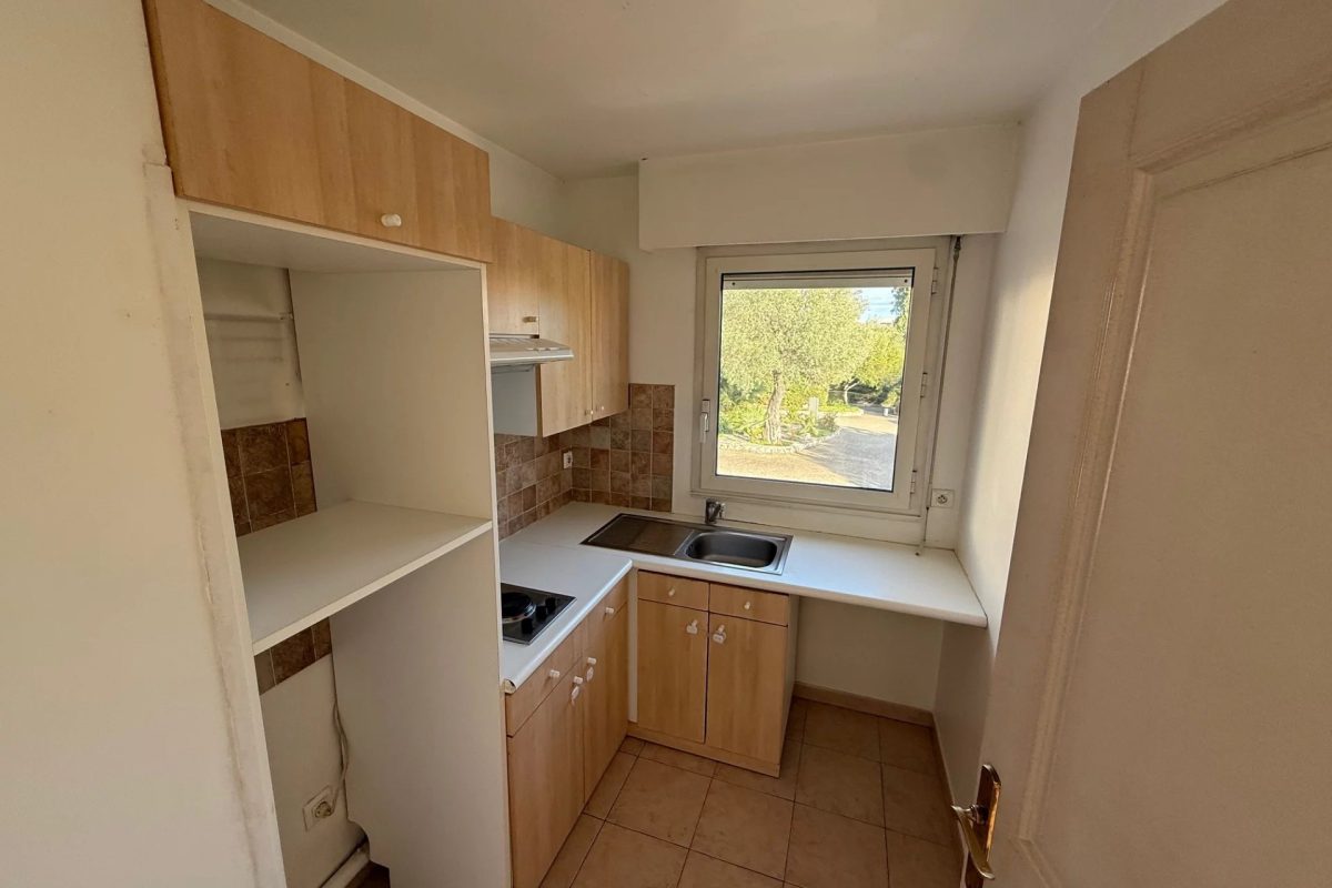 Saint Laurent du var-Beau deux pièces avec terrasse, vue mer et parking