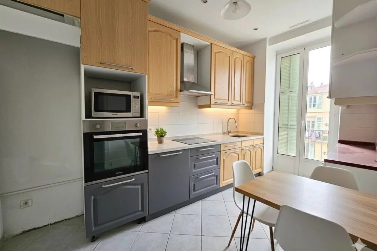 Appartement 3 pièces dernier étage Carabacel