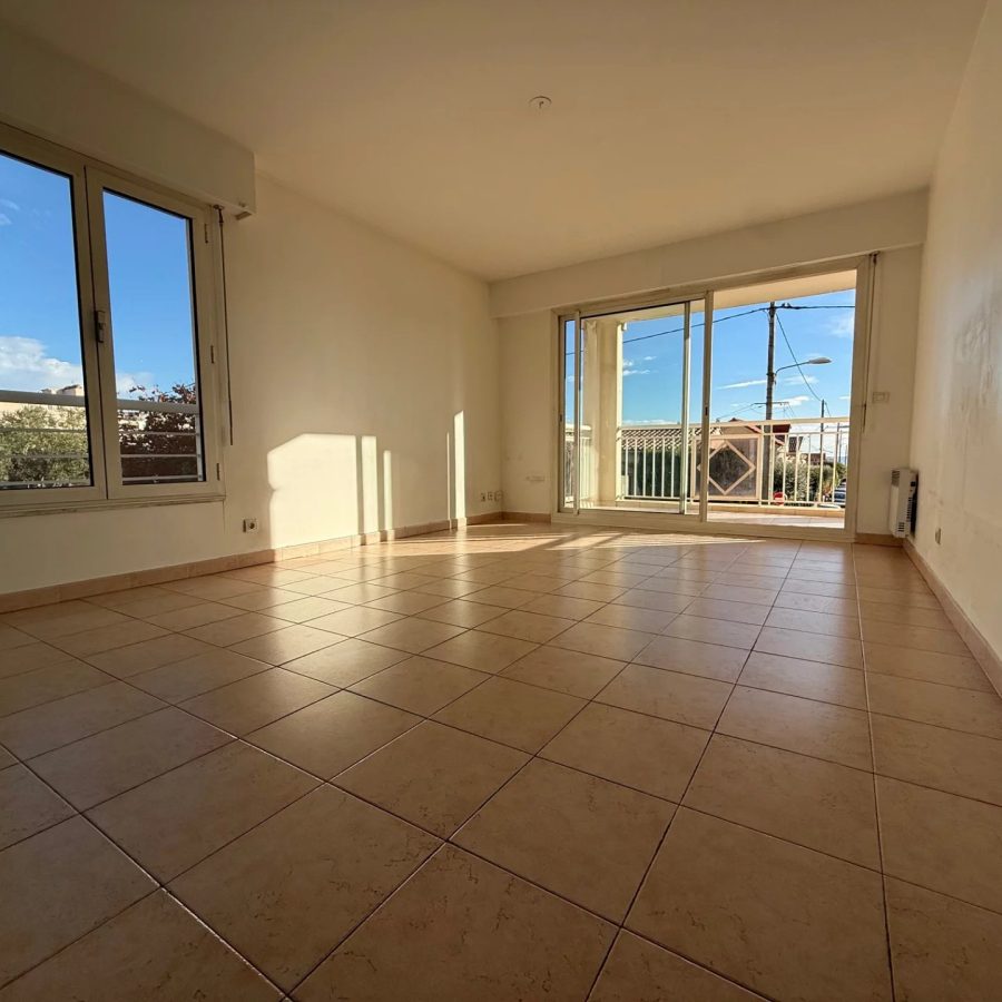 Saint Laurent du var-Beau deux pièces avec terrasse, vue mer et parking