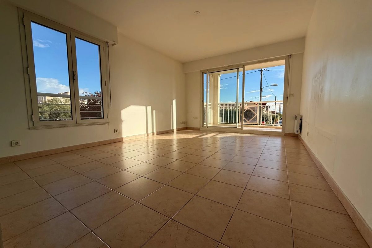 Saint Laurent du var-Beau deux pièces avec terrasse, vue mer et parking