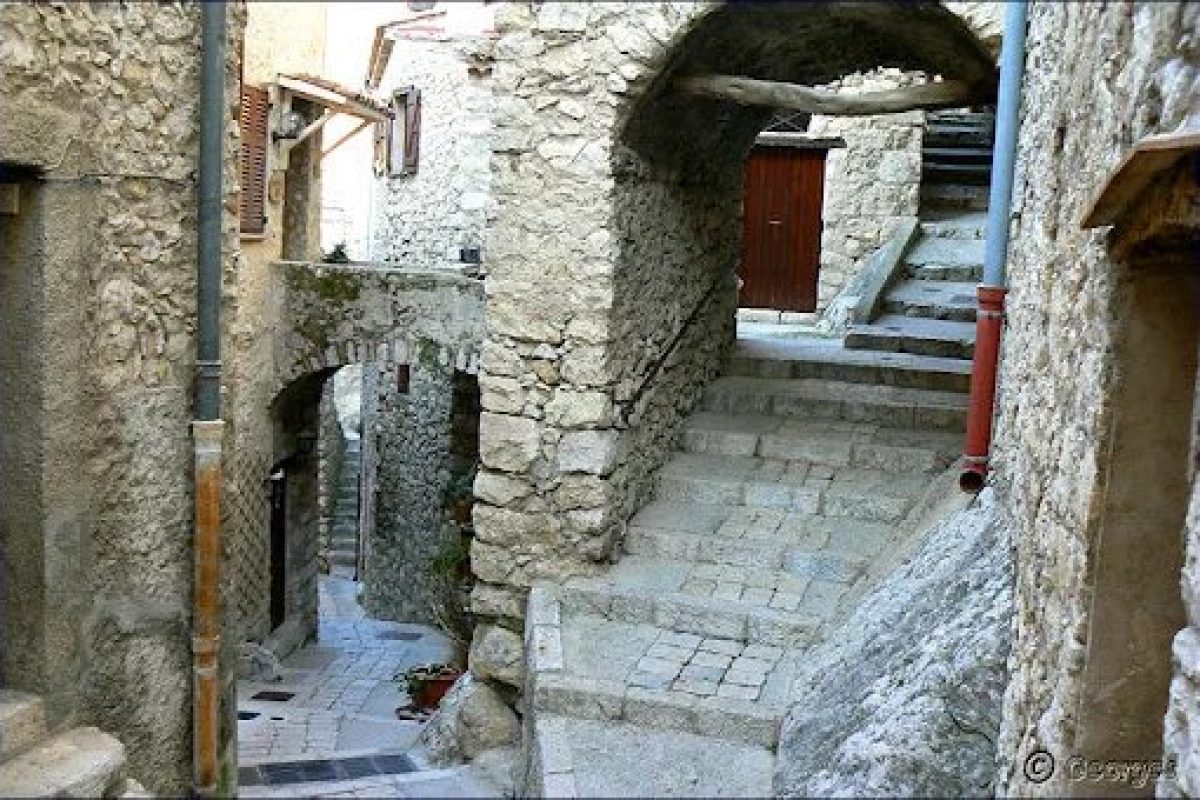 MAISON DE VILLAGE EN PIERRE - PEILLON