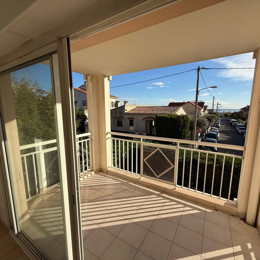 Saint Laurent du var-Beau deux pièces avec terrasse, vue mer et parking