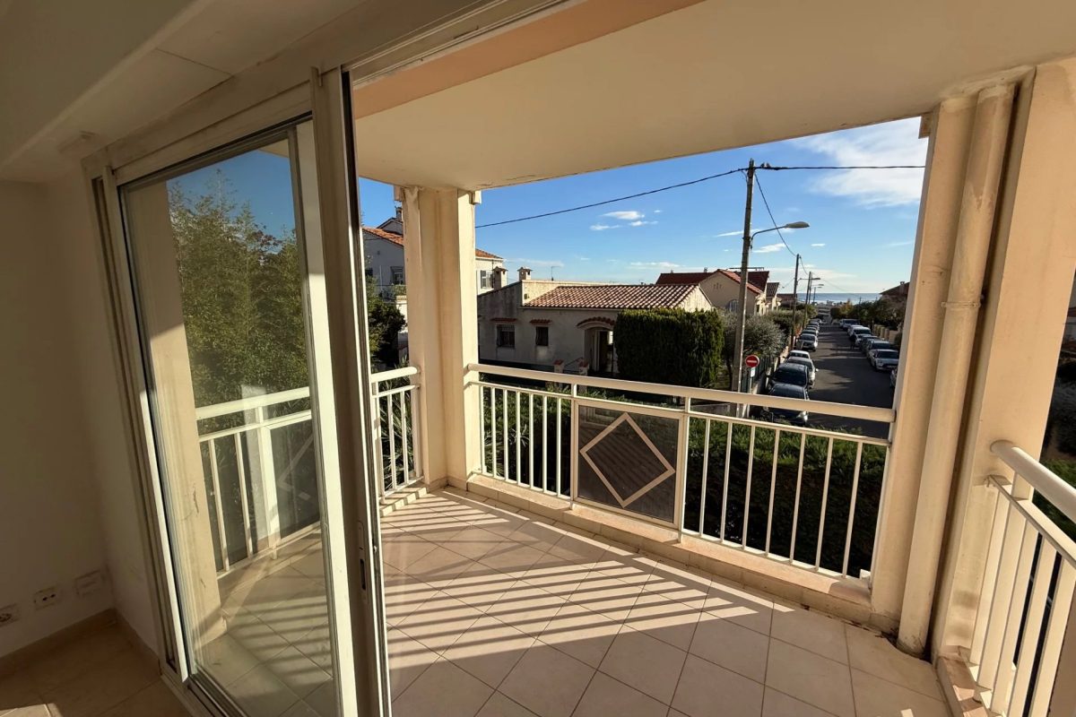 Saint Laurent du var-Beau deux pièces avec terrasse, vue mer et parking