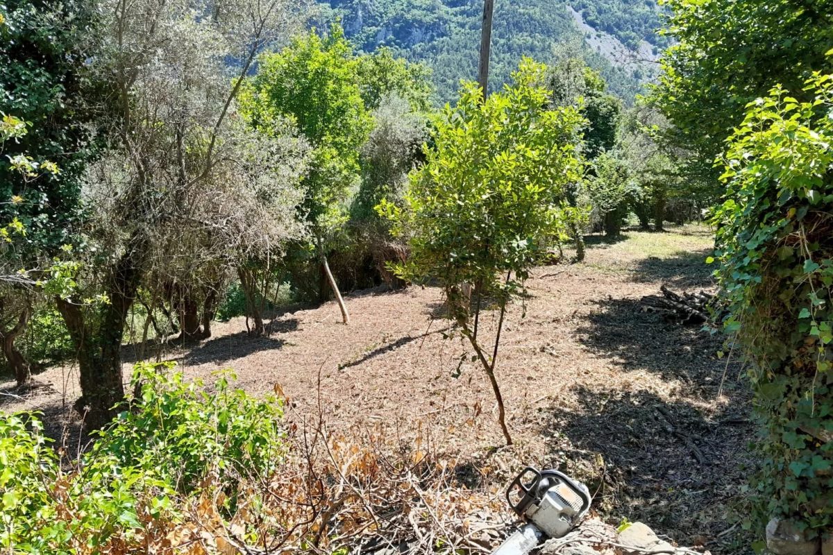DURANUS - TERRAIN 1902 m2 CONSTRUCTIBLE
