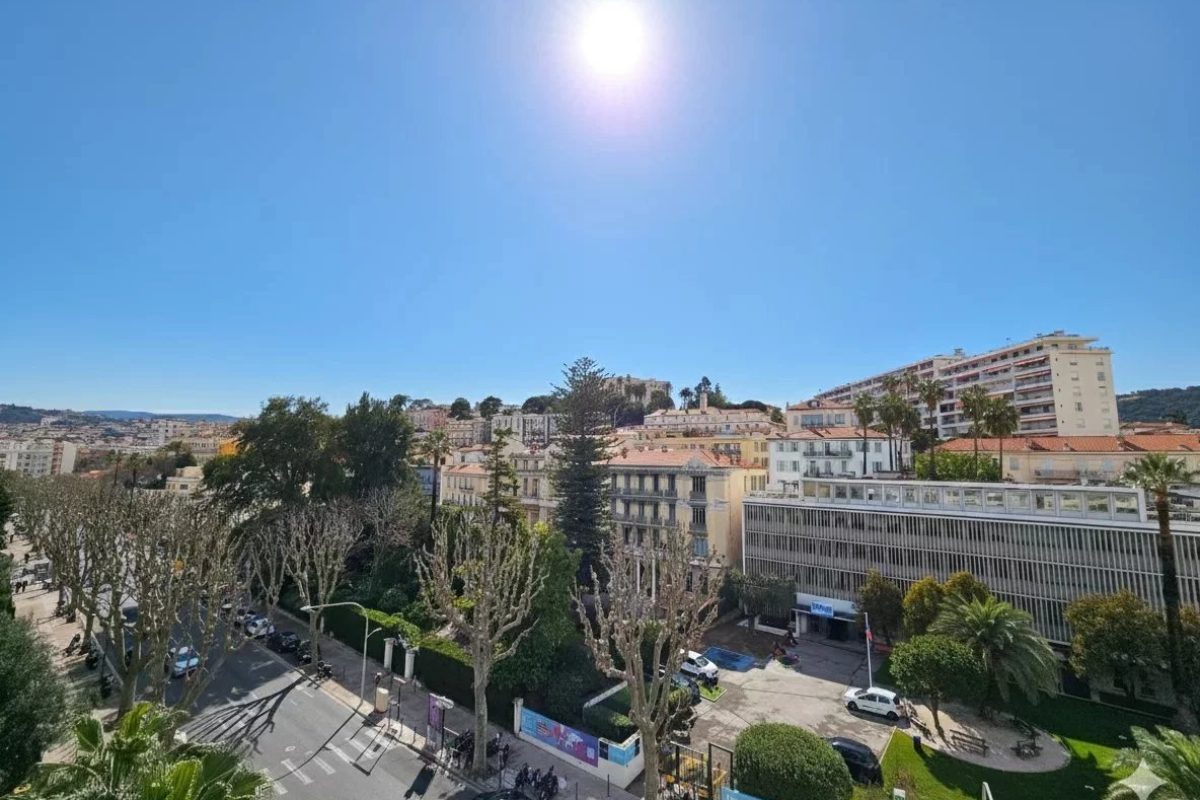 Appartement 3 pièces dernier étage Carabacel