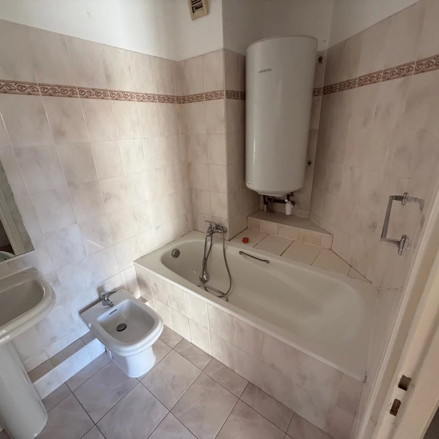 Saint Laurent du var-Beau deux pièces avec terrasse, vue mer et parking