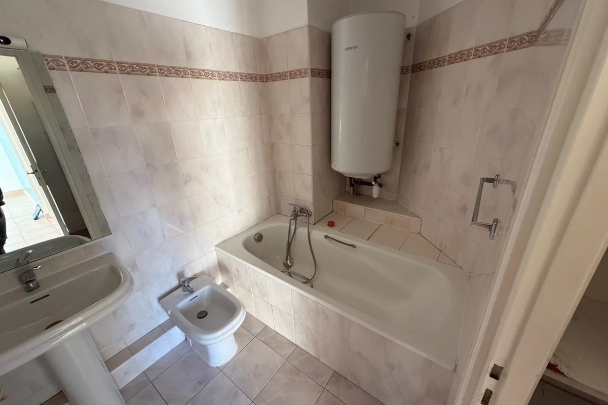 Saint Laurent du var-Beau deux pièces avec terrasse, vue mer et parking