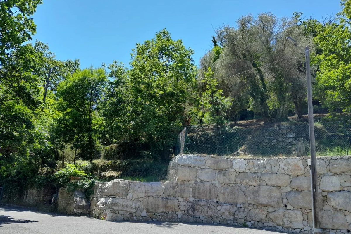 DURANUS - TERRAIN 1902 m2 CONSTRUCTIBLE