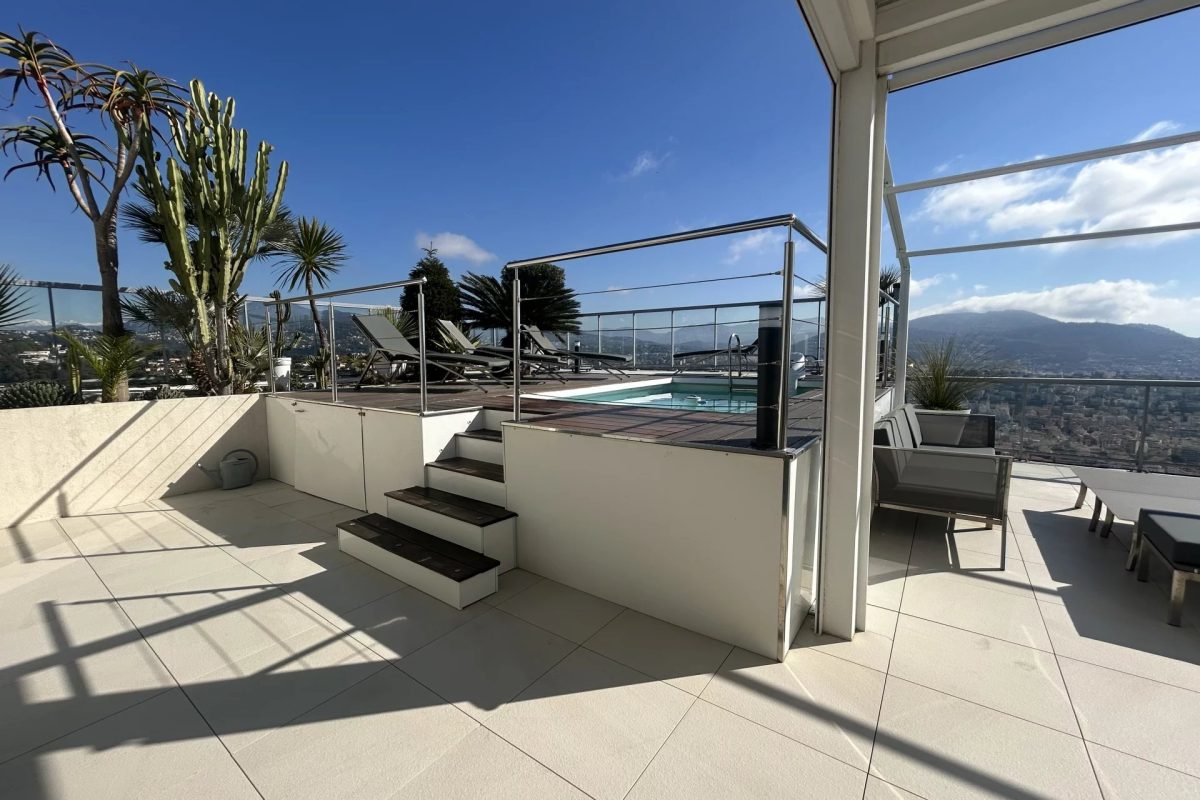 NICE – PENTHOUSE 3 PIÈCES AVEC PISCINE PRIVATIVE ET VUE PANORAMIQUE MER & VILLE