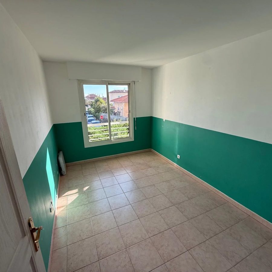 Saint Laurent du var-Beau deux pièces avec terrasse, vue mer et parking