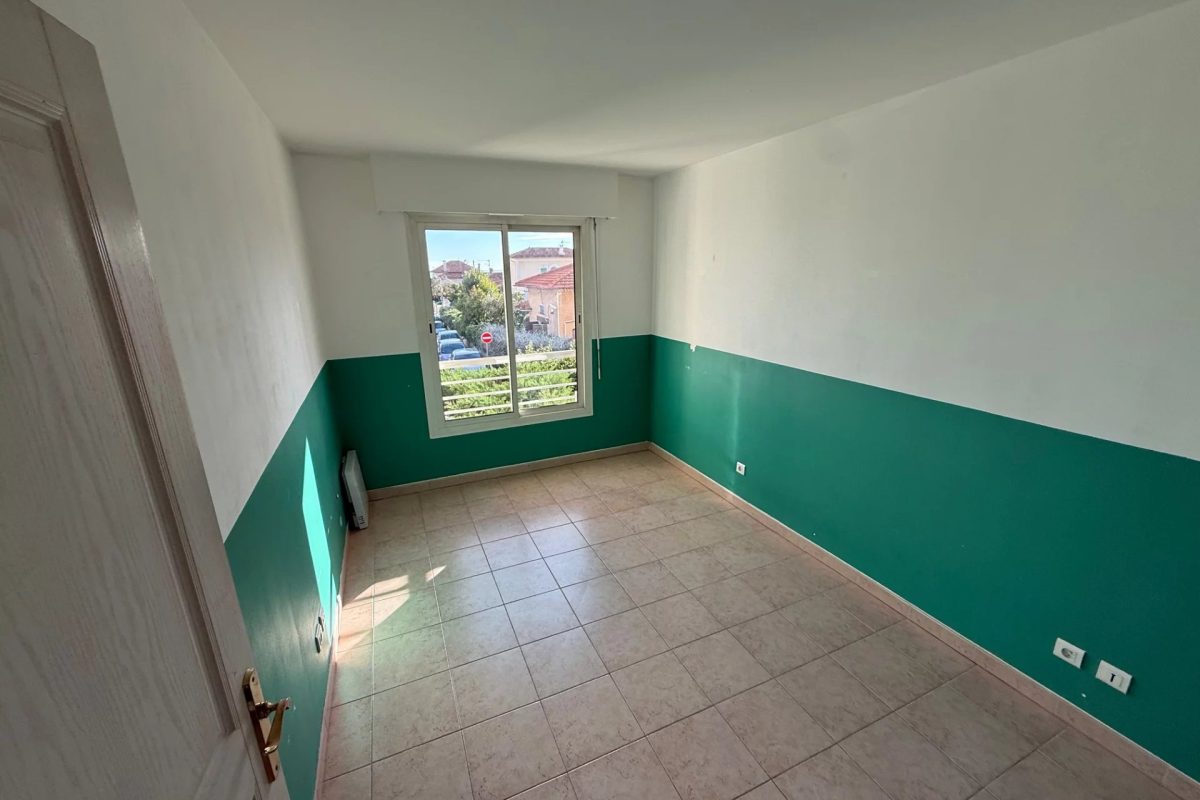 Saint Laurent du var-Beau deux pièces avec terrasse, vue mer et parking